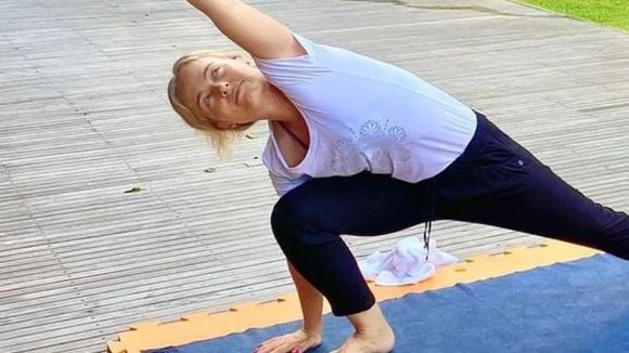 Praticar ioga ajuda a relaxar, mas este exercício fará você dormir como um bebê depois dos 50
