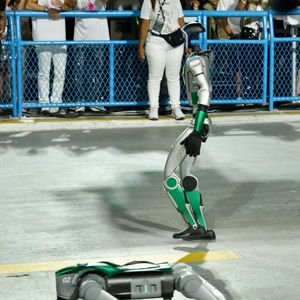 Além do gigante, um robô automático e outros dois cachorros robôs roubaram a cena no desfile