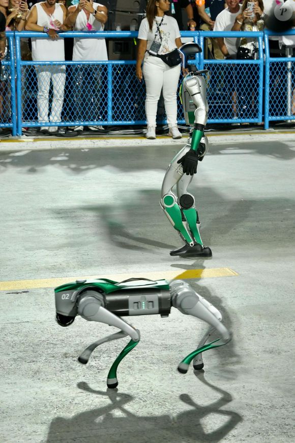 Além do gigante, um robô automático e outros dois cachorros robôs roubaram a cena no desfile