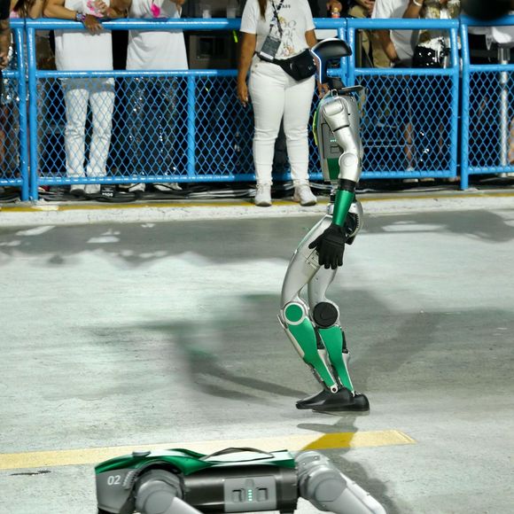 Além do gigante, um robô automático e outros dois cachorros robôs roubaram a cena no desfile