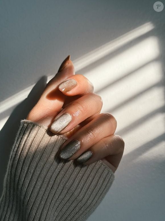 Unhas cor de caramelo, inspiradas em perfumes gourmand, são as manicures perfeitas para as festas de fim de ano