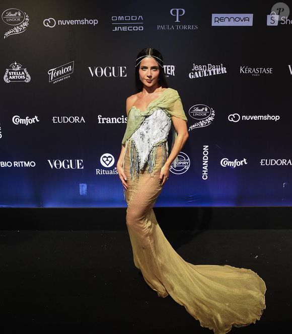 Baile da Vogue 2026: Jade Picon aliou uma saia semitransparente a um corset com pérolas
