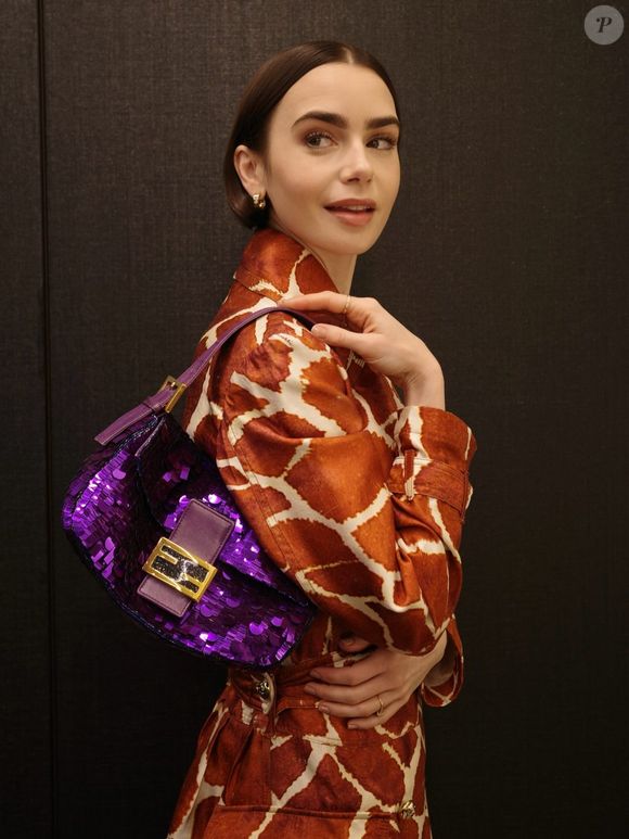 Na 5ª temporada de “Emily em Paris”, a personagem Emily Cooper, vivida por Lily Collins, enfrenta um perrengue ao apresentar uma campanha para a nova Baguette da Fendi