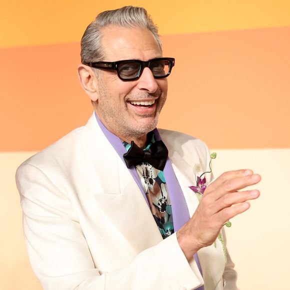 Jeff Goldblum tem uma fortuna estimada em US$ 40 milhões e já adiantou que seus filhos precisarão procurar um emprego, pois ele não pretende deixar uma grande herança.