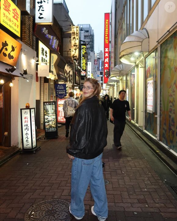 Virginia posa com look oversized