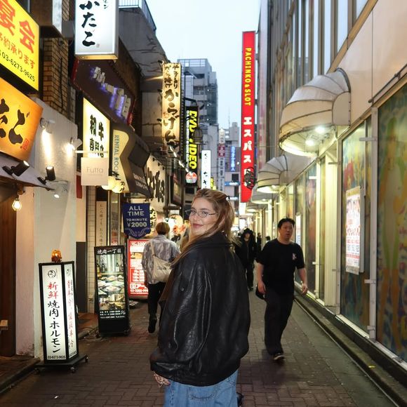 Virginia posa com look oversized