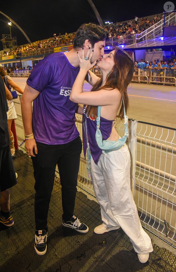 Carnaval 2025 com beijos: Bia Arantes e o namorado se beijaram no Anhembi