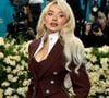 Botou as pernocas para jogo! Sabrina Carpenter comparece ao Met Gala 2025 usando custom Louis Vuitton por Pharrell Williams assim como Zendaya