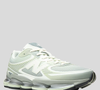 Para quem ama a estética dos 'dad sneakers', o New Balance ABZORB 2000 aposta em uma silhueta inspirada nos clássicos dos anos 2000, mas com construção progressiva e detalhes que deixam o modelo mais contemporâneo
