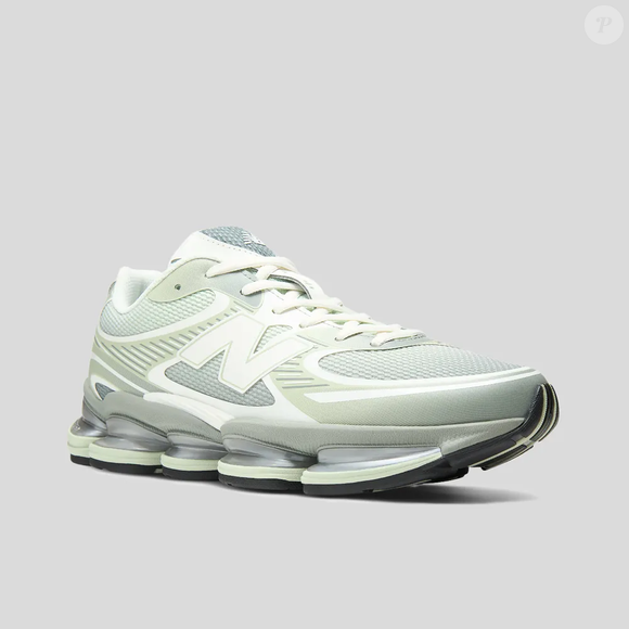 Para quem ama a estética dos 'dad sneakers', o New Balance ABZORB 2000 aposta em uma silhueta inspirada nos clássicos dos anos 2000, mas com construção progressiva e detalhes que deixam o modelo mais contemporâneo
