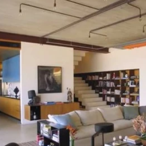 Mansão de Murilo Benício conta com uma imensa sala de estar