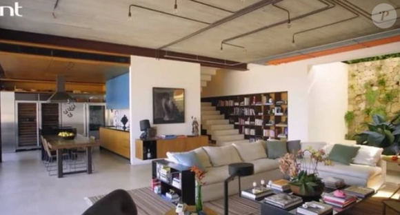 Mansão de Murilo Benício conta com uma imensa sala de estar