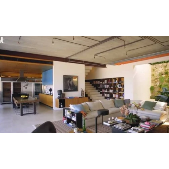 Mansão de Murilo Benício conta com uma imensa sala de estar