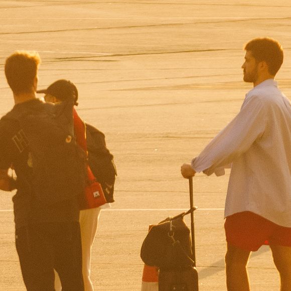 João Guilherme faz primeira aparição após término com Bruna Marquezine; ator viaja para ação de Carnaval com Anitta