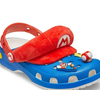 O modelo inspirado em Super Mario chega na cor azul e ganha detalhes estampados dos botões amarelos do macacão do personagem, além do tradicional "M" de Mario no rebite, reforçando a identidade visual da sandália