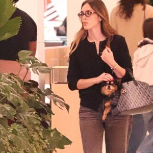 Isabelle Drummond chamou atenção durante um passeio em um shopping da Zona Sul do Rio de Janeiro ao carregar o cachorro Moysés dentro de uma bolsa Dior avaliada em quase R$ 20 mil. O visual da atriz ainda incluía uma sandália Hermès e reforçou a tendência do luxo silencioso