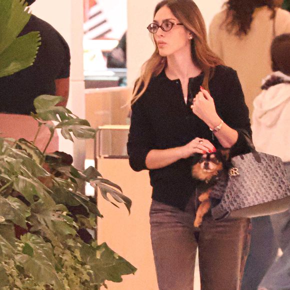 Isabelle Drummond chamou atenção durante um passeio em um shopping da Zona Sul do Rio de Janeiro ao carregar o cachorro Moysés dentro de uma bolsa Dior avaliada em quase R$ 20 mil. O visual da atriz ainda incluía uma sandália Hermès e reforçou a tendência do luxo silencioso