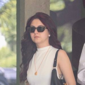 Klara Castanho, amiga de Mel, também foi clicada no velório, que aconteceu no Rio de Janeiro