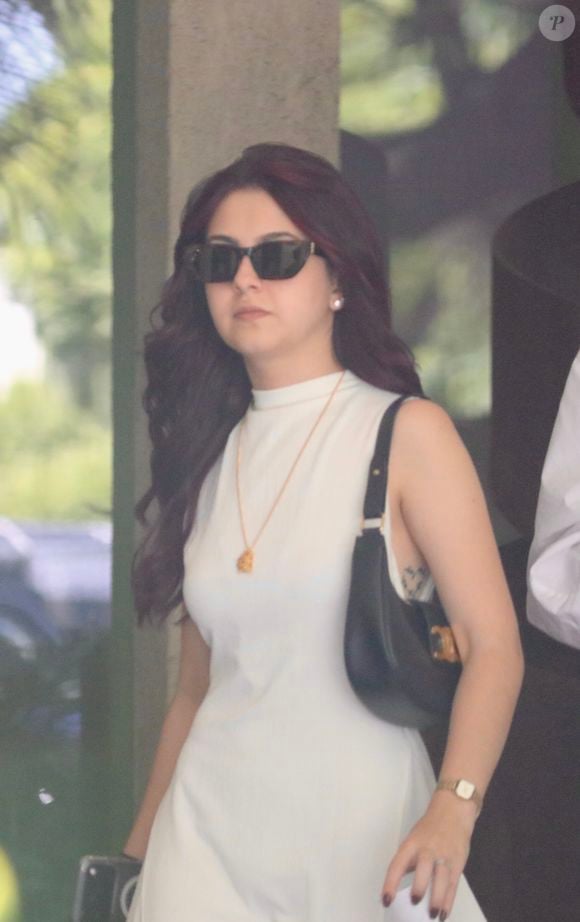 Klara Castanho, amiga de Mel, também foi clicada no velório, que aconteceu no Rio de Janeiro