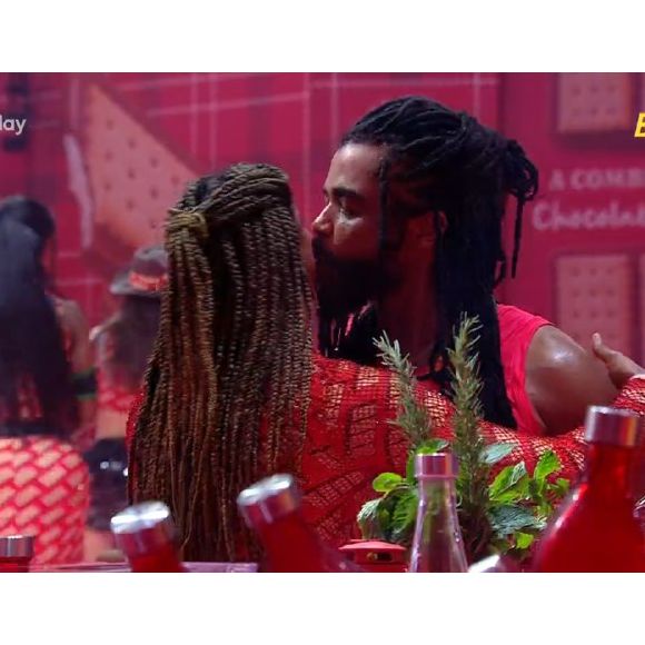 Diogo Almeida e Aline têm flertado em todas as festas do 'BBB 25'