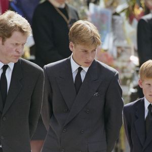 De acordo com a People, Harry relembrou o cortejo fúnebre de Lady Di, em Londres, em setembro de 1997, quando caminhou atrás do caixão da mãe ao lado do irmão, príncipe William. O duque contou que sentiu culpa por não conseguir demonstrar a mesma emoção das pessoas que choravam durante as homenagens à princesa