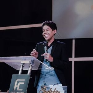 Com apenas 15 anos, Miguel viralizou na web por fazer pregações fervorosas e prometer cura de doenças em troca de dinheiro