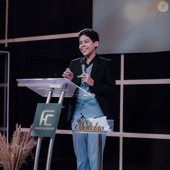 Com apenas 15 anos, Miguel viralizou na web por fazer pregações fervorosas e prometer cura de doenças em troca de dinheiro