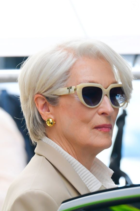 Se em 2006 Miranda Priestly já inspirava respeito com aqueles fios brancos reluzentes, hoje Meryl transformou o visual em símbolo de autenticidade. Nada de esconder os fios!