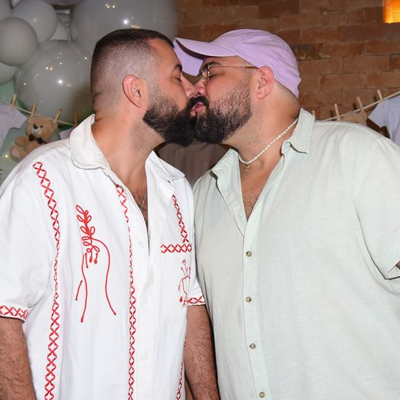 Tiago Abravanel e o marido, Fernando Poli, no chá revelação de Dani Calabresa e Richard Neuman