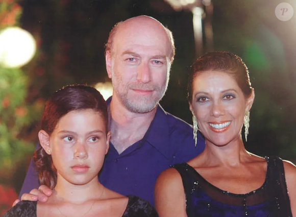Larissa Queiroz ao lado de Odilon Wagner e Angela Vieira na novela 'Por Amor' (1997).