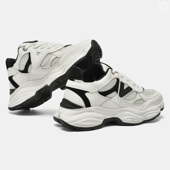 O modelo aparece nas cores preto e branco, uma combinação clássica que facilita na hora de montar diferentes looks