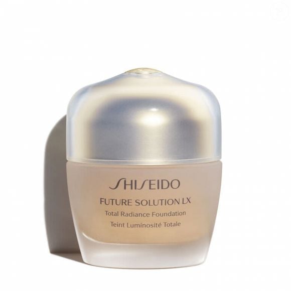 A base Future Solution LX Total Radiance, da Shiseido, deixa a pele aveludada para uma experiência de luxo