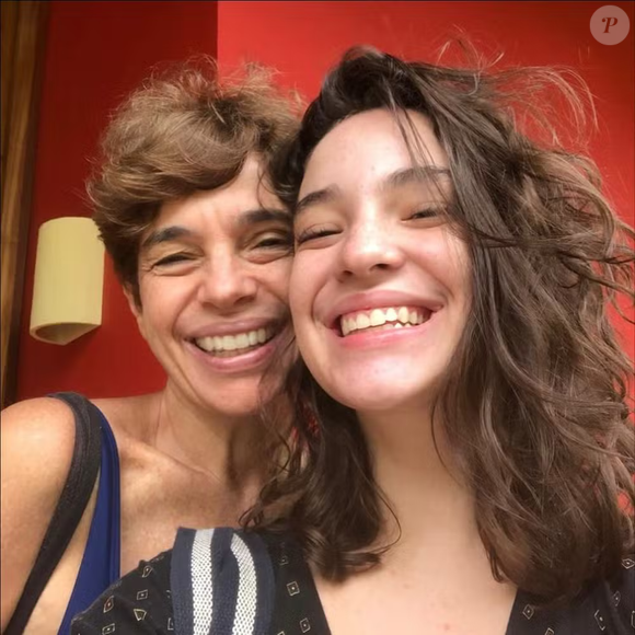 Filha caçula de Renata Lo Prete e do jornalista Melchiades Filho, Antônia Lo Prete tem 24 anos e se formou em Ciências Políticas pela Universidade de Columbia, nos Estados Unidos