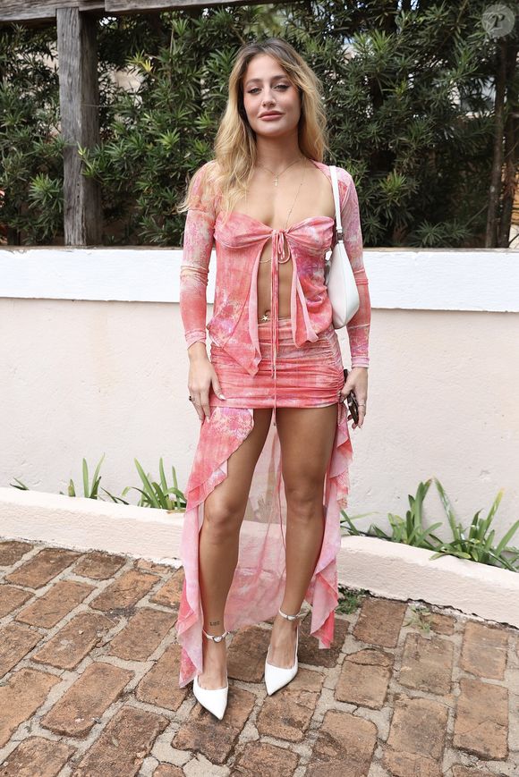 Bruna Griphao apareceu com um conjunto estampado rosa