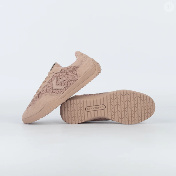 Com visual delicado e toque artesanal, Converse Run Star Trainer transforma o tênis casual em peça romântica e elegante para o dia a dia