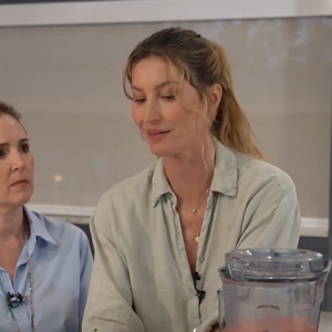 Gisele Bündchen bate todos os ingredientes no liquidificador por cerca de 40 segundos