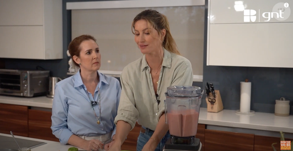 Gisele Bündchen bate todos os ingredientes no liquidificador por cerca de 40 segundos