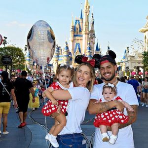Virginia Fonseca e Zé Felipe fizeram viagem para os parques de Orlando com as duas filhas ainda pequenas