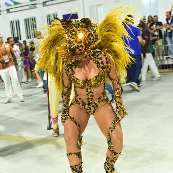 Paolla Oliveira se destacou no Carnaval do Rio como Rainha de bateria da Grande Rio, mas passou a coroa para Virgínia em 2026