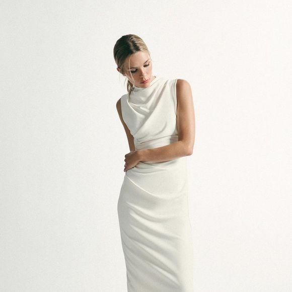 Minimalista e versátil, o vestido branco-marfim da Zara prova que menos pode ser muito mais quando o assunto é elegância