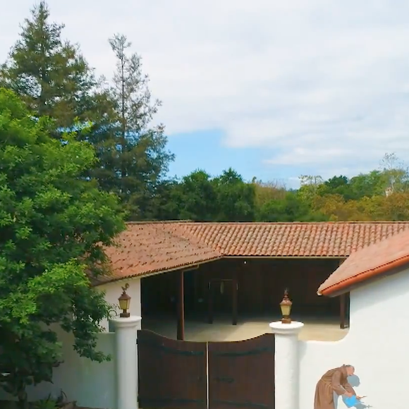 Rancho milionário tem um estábulo onde são criados cavalos