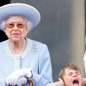 De acordo com Robert Hardman, o humor seco de Rainha Elizabeth II era uma característica herdada de seus pais e fazia parte de sua personalidade dentro e fora dos compromissos oficiais