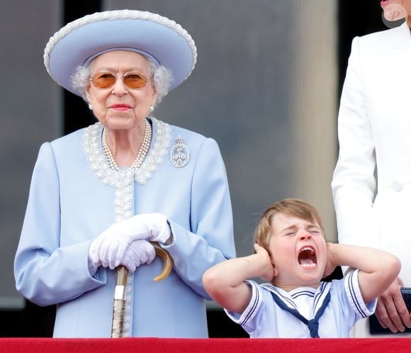 De acordo com Robert Hardman, o humor seco de Rainha Elizabeth II era uma característica herdada de seus pais e fazia parte de sua personalidade dentro e fora dos compromissos oficiais