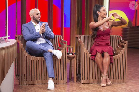 Belo diz que assiste ao 'BBB 25' com Gracyanne Barbosa em publi criativa de produto de limpeza