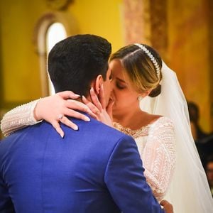 Casamento da filha de Tom Cavalcante: Maria Cavalcante e o marido, Cristiano, trocaram beijo no altar