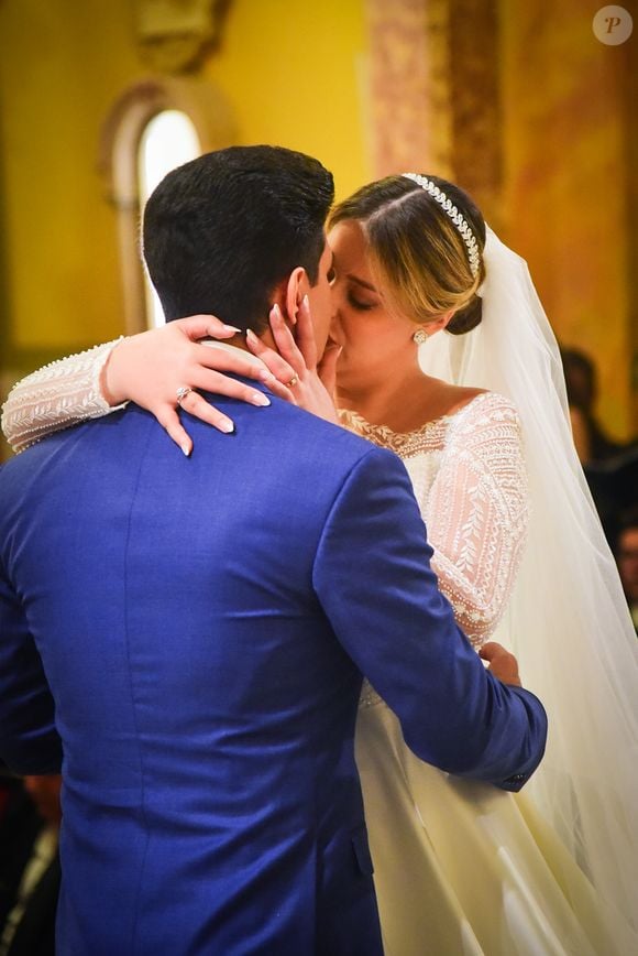 Casamento da filha de Tom Cavalcante: Maria Cavalcante e o marido, Cristiano, trocaram beijo no altar