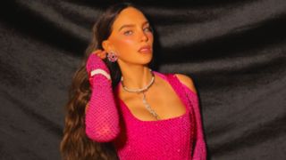 'Queimariam meu rosto com ácido': hoje essa famosa brilhou na abertura da Copa 2026 com jeans Levi's e mais de 80 mil cristais Swarovski, mas há 24 anos viveu polêmica ligada ao Mundial