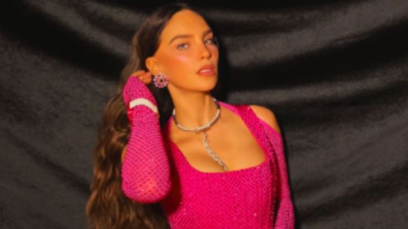 'Queimariam meu rosto com ácido': hoje essa famosa brilhou na abertura da Copa 2026 com jeans Levi's e mais de 80 mil cristais Swarovski, mas há 24 anos viveu polêmica ligada ao Mundial