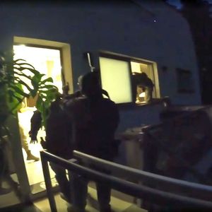 Armados com fuzis, policiais entraram ainda de madrugada na casa de Deolane Bezerra