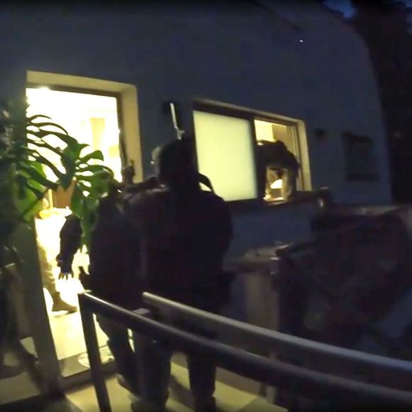 Armados com fuzis, policiais entraram ainda de madrugada na casa de Deolane Bezerra